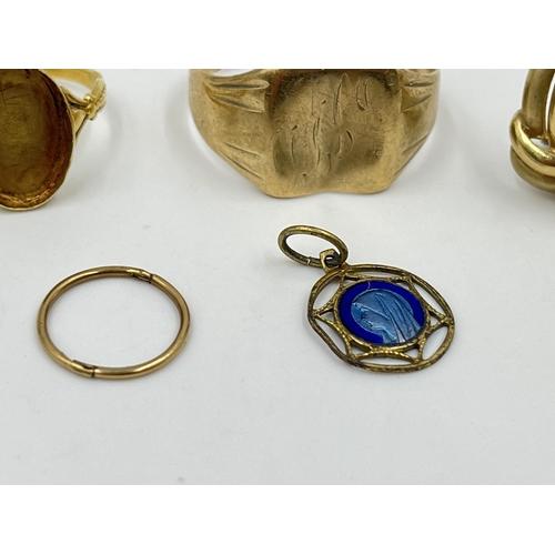 2229 - Five pieces of scrap gold and yellow metal jewellery to include hallmarked 9ct gold signet ring - ap... 