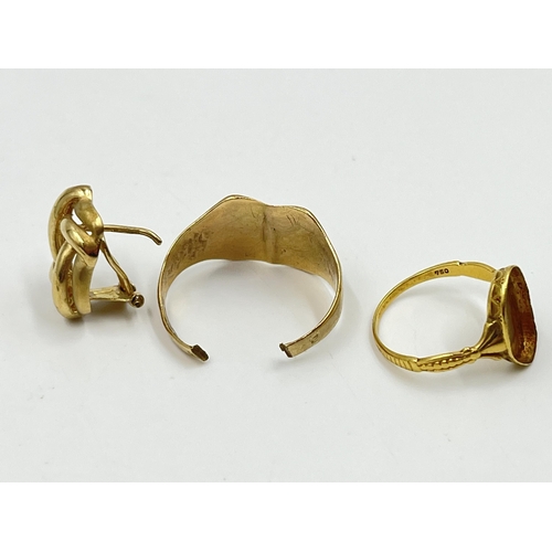 2229 - Five pieces of scrap gold and yellow metal jewellery to include hallmarked 9ct gold signet ring - ap... 