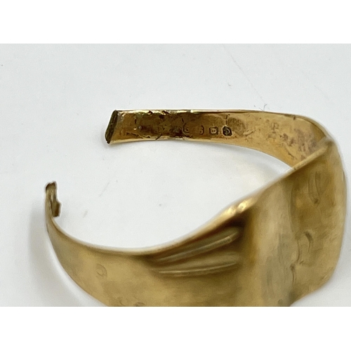 2229 - Five pieces of scrap gold and yellow metal jewellery to include hallmarked 9ct gold signet ring - ap... 