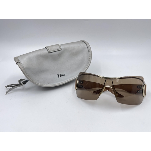 2395 - A pair of Christian Dior Airspeed 1 women's sunglasses