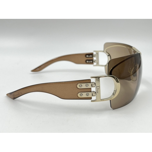 2395 - A pair of Christian Dior Airspeed 1 women's sunglasses