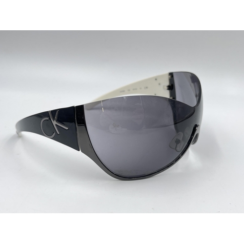 2396 - A pair of Calvin Klein CK1068S women's sunglasses