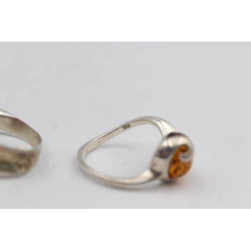 2167 - Five .925 silver amber rings - approx. gross weight 21g