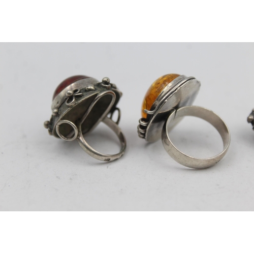 2169 - Three pieces of .925 silver, two mid century amber statement rings and one brooch - approx. gross we... 