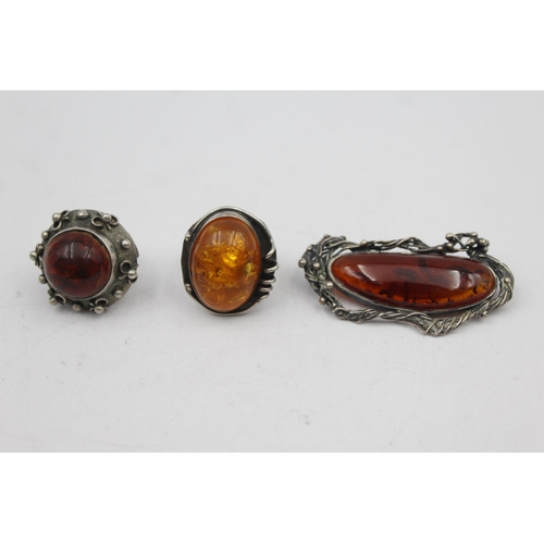 2169 - Three pieces of .925 silver, two mid century amber statement rings and one brooch - approx. gross we... 