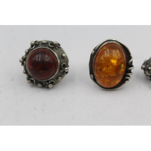 2169 - Three pieces of .925 silver, two mid century amber statement rings and one brooch - approx. gross we... 