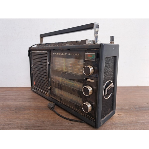 521 - A Grundig Satellit 2000 four-band portable radio