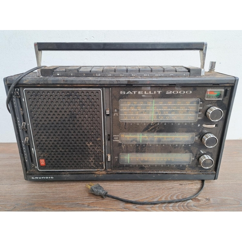 521 - A Grundig Satellit 2000 four-band portable radio