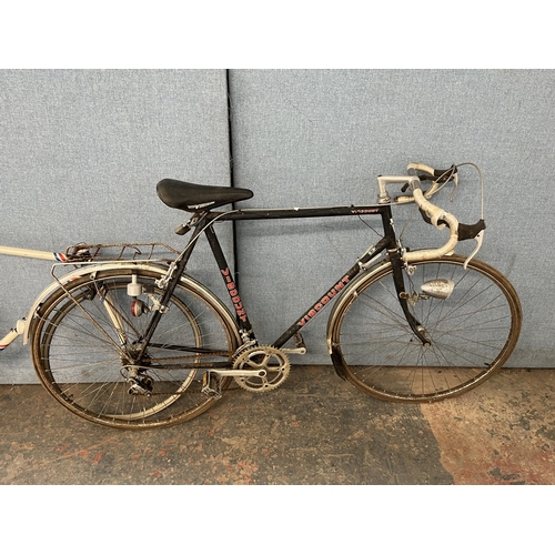 680 - Two vintage men's road bikes, one Viscount and one Telfer