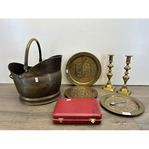 424 - A collection of 19th century and later metalware to include copper and brass coal scuttle, Cairoware... 