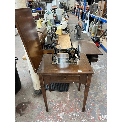 687 - A vintage sewing machine table fitted with Jones Family C.S. Sewing Machine