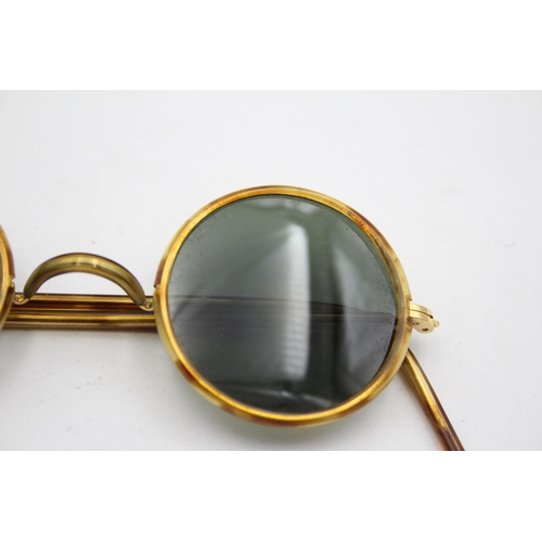 2431 - A pair of vintage Bausch & Lomb Ray-Ban tortoiseshell effect sunglasses