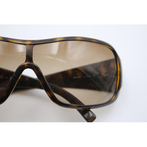 2436 - A pair of cased Ray-Ban visor style tortoiseshell effect sunglasses