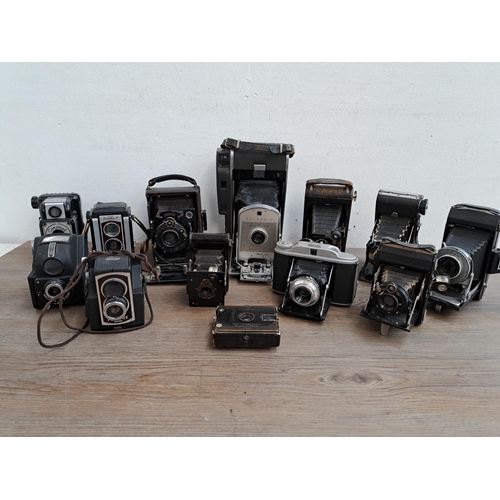 604 - A large collection of vintage cameras to include Vest Pocket Tenax, Polaroid Land Camera model 160, ... 