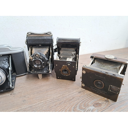 604 - A large collection of vintage cameras to include Vest Pocket Tenax, Polaroid Land Camera model 160, ... 