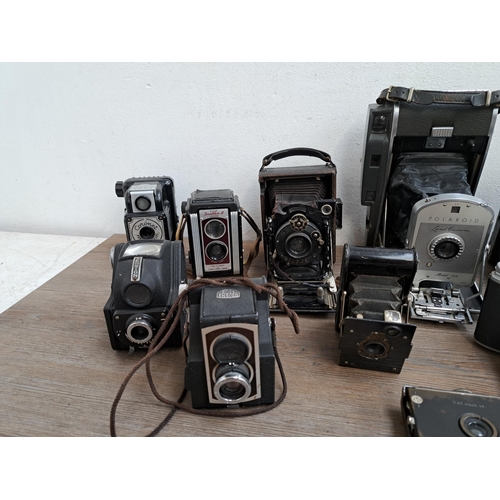 604 - A large collection of vintage cameras to include Vest Pocket Tenax, Polaroid Land Camera model 160, ... 