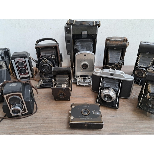 604 - A large collection of vintage cameras to include Vest Pocket Tenax, Polaroid Land Camera model 160, ... 