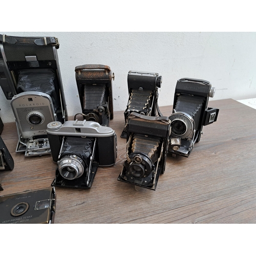 604 - A large collection of vintage cameras to include Vest Pocket Tenax, Polaroid Land Camera model 160, ... 