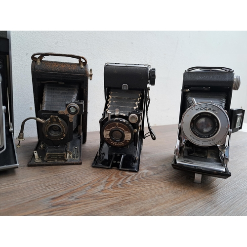 604 - A large collection of vintage cameras to include Vest Pocket Tenax, Polaroid Land Camera model 160, ... 