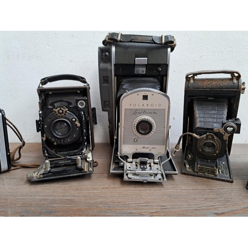 604 - A large collection of vintage cameras to include Vest Pocket Tenax, Polaroid Land Camera model 160, ... 