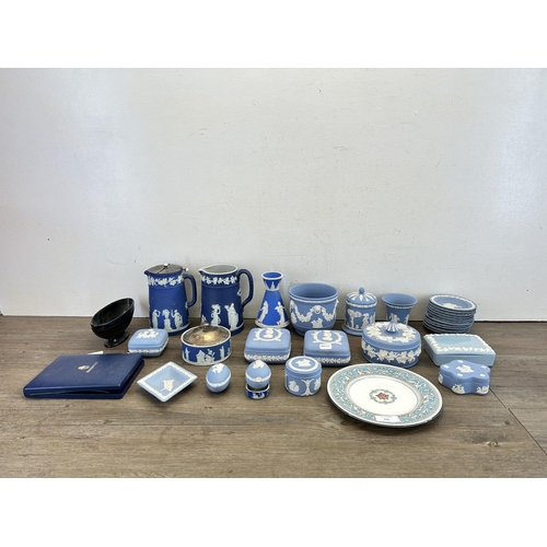 346 - A collection of Wedgwood pottery to include Florentine dish, Jasperware etc.