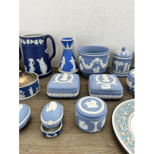 346 - A collection of Wedgwood pottery to include Florentine dish, Jasperware etc.