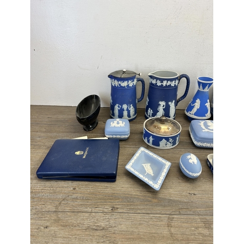 346 - A collection of Wedgwood pottery to include Florentine dish, Jasperware etc.