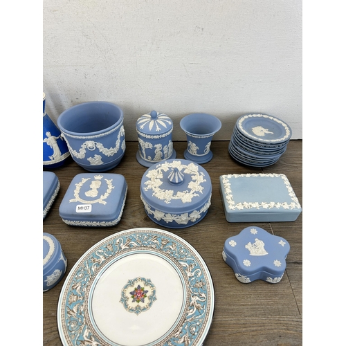 346 - A collection of Wedgwood pottery to include Florentine dish, Jasperware etc.