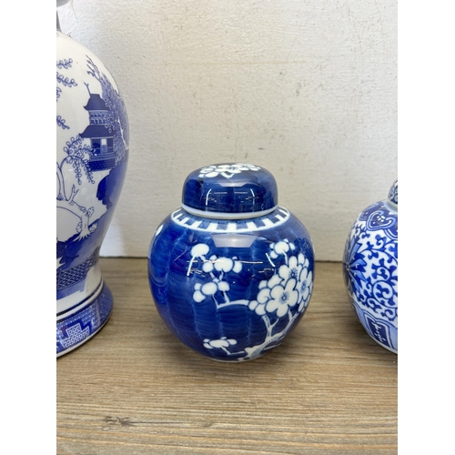 366 - Four pieces of Oriental ceramics to include Prunus Blossom pattern ginger jar and cover, Prunus Blos... 