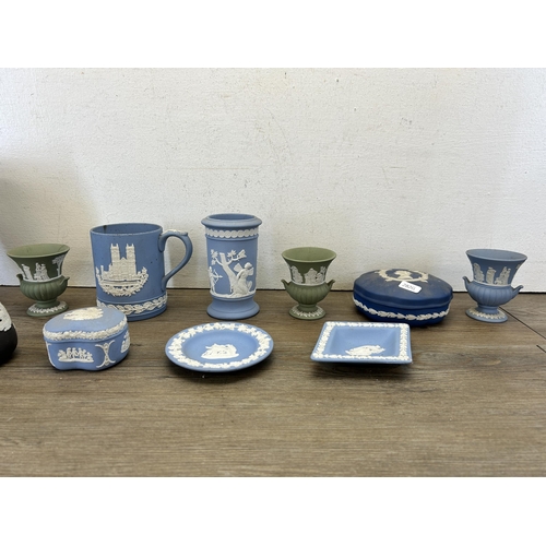 373 - Eleven pieces of Wedgwood Jasperware