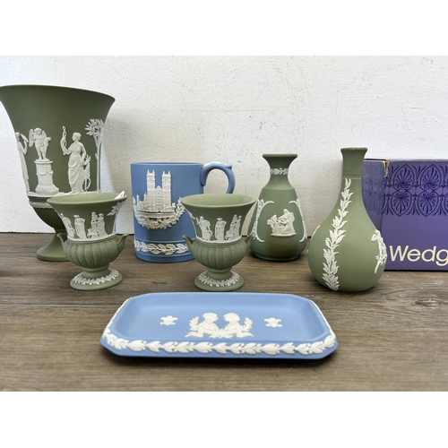 401 - Eight pieces of Wedgwood Jasperware