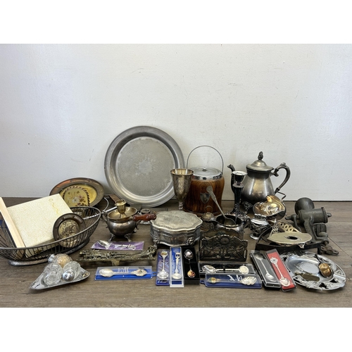 405 - A collection of antique and later metalware to include silver plated trinket box, boxed Angora Silve... 