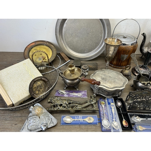 405 - A collection of antique and later metalware to include silver plated trinket box, boxed Angora Silve... 