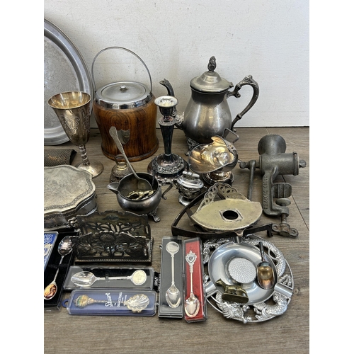 405 - A collection of antique and later metalware to include silver plated trinket box, boxed Angora Silve... 