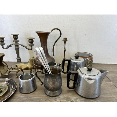 416 - A collection of 19th century and later metalware to include copper and brass water jug, silver plate... 