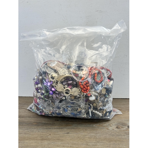 470 - Approx. 10kg of assorted costume jewellery