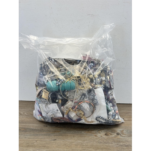 475 - Approx. 10kg of assorted costume jewellery