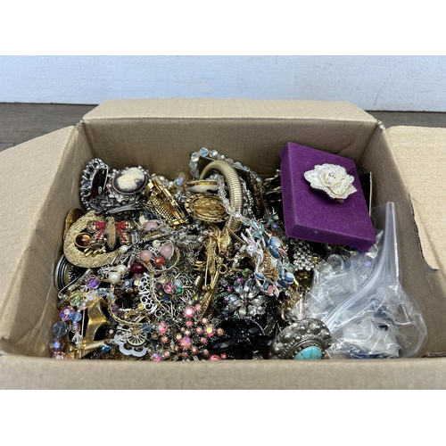 495 - A collection of assorted costume jewellery - approx. 11cm high x 17cm wide x 23cm deep