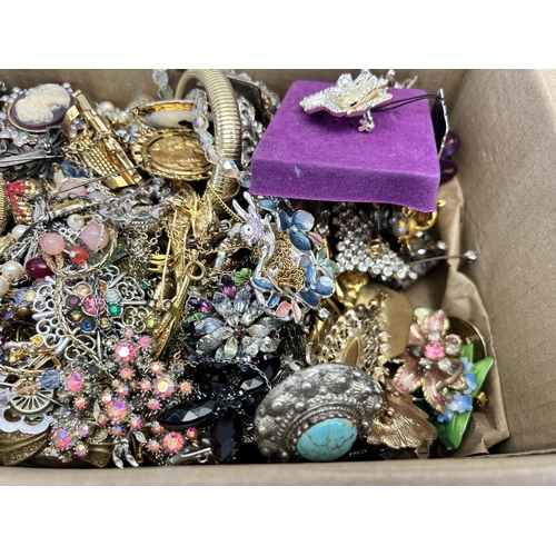 495 - A collection of assorted costume jewellery - approx. 11cm high x 17cm wide x 23cm deep