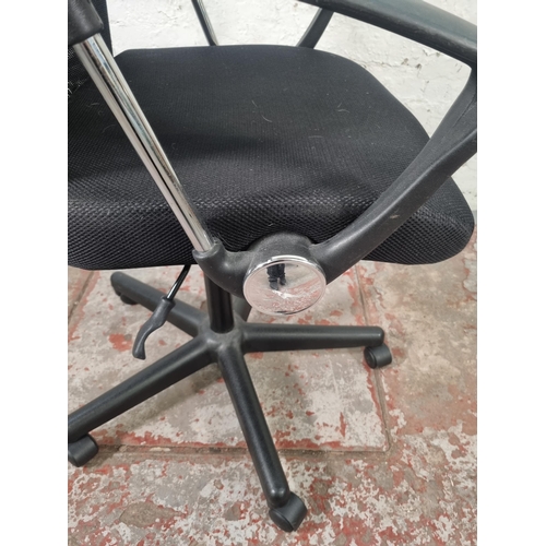 103 - A modern black plastic and mesh fabric swivel office desk chair