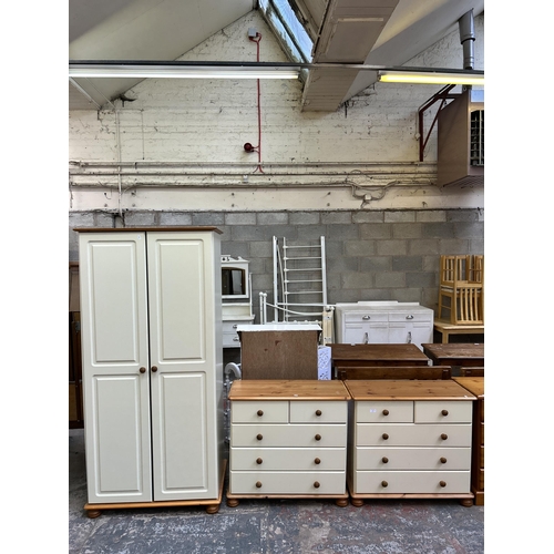 33 - A pine and white painted three piece bedroom suite comprising two chests of drawers - approx. 74cm h... 