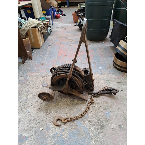 802 - An early 20th century cast iron winch