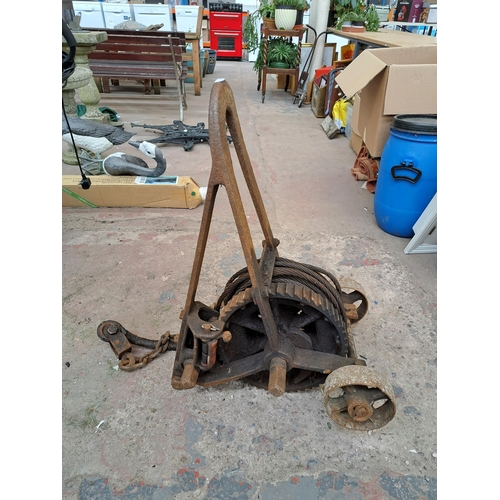 802 - An early 20th century cast iron winch