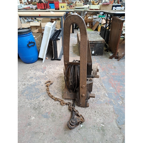 802 - An early 20th century cast iron winch