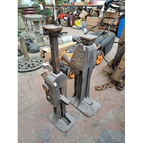 803 - Two late 19th/early 20th century cast iron jacks, one Duff and Barrett no.1022 10 tonne and one Simp... 