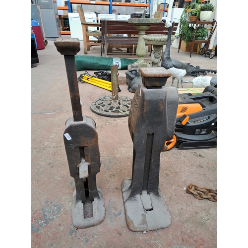 803 - Two late 19th/early 20th century cast iron jacks, one Duff and Barrett no.1022 10 tonne and one Simp... 