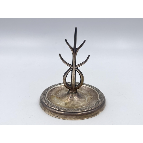 2302 - A Henry Matthews hallmarked Birmingham silver weighted jewellery tree, dated 1918 - approx. 8cm high... 