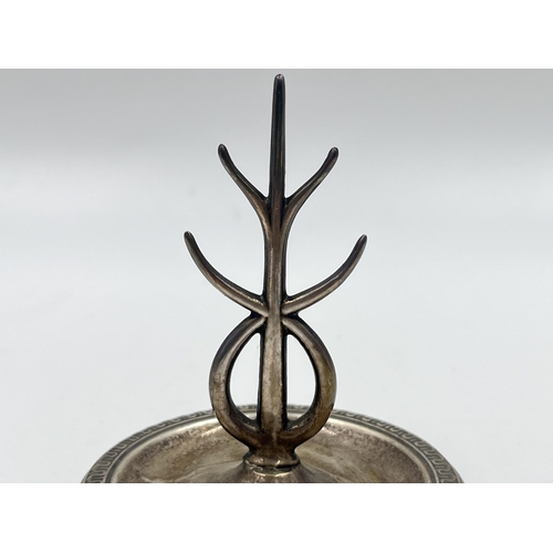 2302 - A Henry Matthews hallmarked Birmingham silver weighted jewellery tree, dated 1918 - approx. 8cm high... 