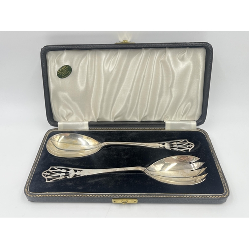 2303 - A cased set of hallmarked Birmingham silver salad servers, dated 1943 - approx. gross weight 106g