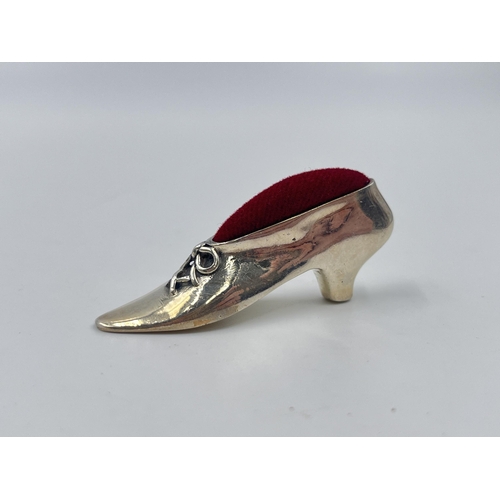 2308 - A .925 silver shoe pin cushion - approx. gross weight 17g and 5cm long